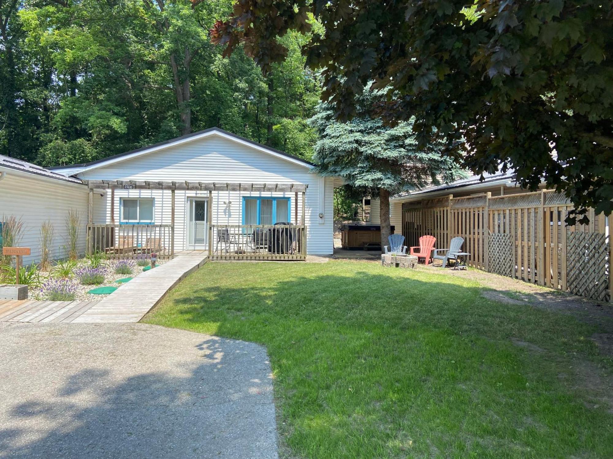 Cozy Cottage Retreat Lambton Shores Εξωτερικό φωτογραφία